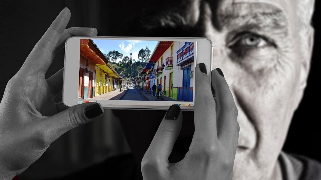 Filosofía en Colombia Filosofía en Colombia. Diseño hecho con dos imágenes de Pixabay: foto de Salento, municipio colombiano en el departamento del Quindío, de marcelot87; foto rostro y smartphone de Gerd Altmann.