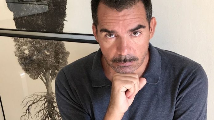 Juan Carlos Pérez Jiménez Juan Carlos Pérez Jiménez, escritor y profesor, máster en Filosofía, doctor en Ciencias de la Información, licenciado en Ciencias Políticas y Sociología y con formación en psicoanálisis lacaniano.