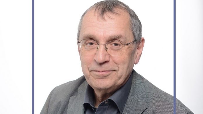Thomas Macho Thomas Macho, científico y filósofo, director del Centro de Investigación Internacional de Ciencias Culturales de Viena y autor de «Arrebatar la vida. El suicidio en la Modernidad» (Herder Editorial).