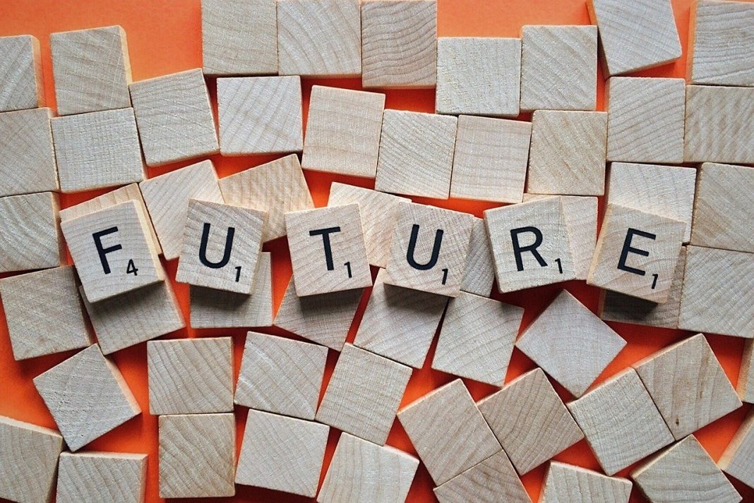 En lugar de intentar predecir lo que sucederá con precisión, los estudios de futuros se centran en diseñar escenarios y en crear diferentes historias sobre el futuro. Imagen de Wokandapix en Pixabay.