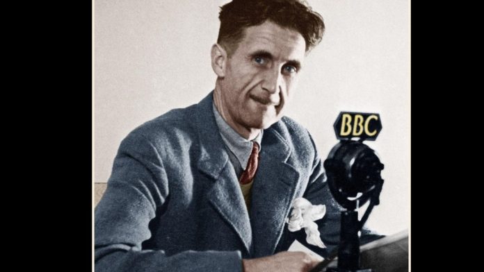 George Orwell George Orwell (1903, India-1950, Reino Unido) en una foto de 1941 delante del micrófono de la cadena británica BBC. Diseño hecho a partir de una imagen de Levan Ramishvili, distribuida por flickr, de dominio público.