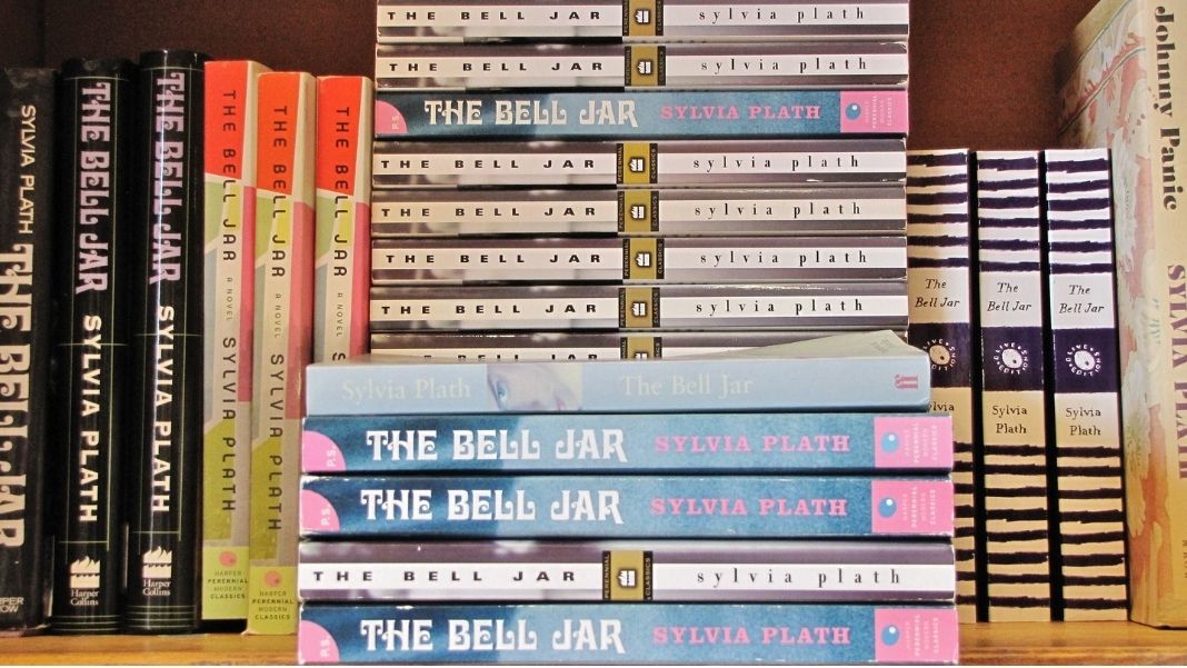Sylvia Plath Sylvia Plath es conocida por su novela autobiográfica titulada La campana de cristal, publicada en 1963. En ella refleja realidades como la depresión o la ansiedad. Imagen de Mike Krzeszak en Flickr (CC BY 2.0).