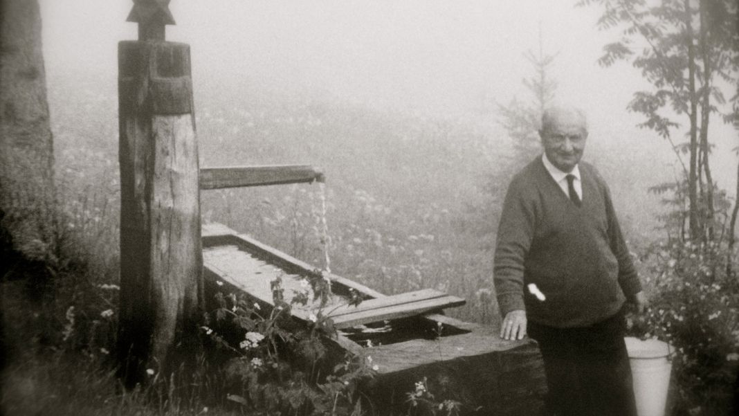 Martin Heidegger El filósofo alemán, autor de Ser y tiempo, Martin Heidegger en la fuente cercana a su cabaña de Todtnauberg en la Selva Negra. Imagen de Flickr (CC BY 2.0).