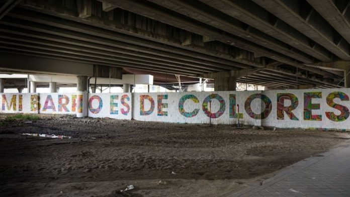 Boa Mistura en Villaverde (Madrid) Mi barrio es de colores: mural en el puente de San Cristóbal de los Ángeles, en Villaverde (Madrid), realizado por los vecinos del barrio junto al colectivo de arte urbano Boa Mistura, uno de los ejemplos que Javier Correa ofrece como vía hacia el arte de lo común. Imagen de r2hox en Flickr (CC BY-SA 2.0).