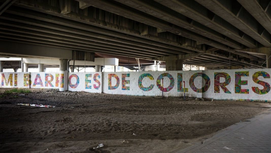 Boa Mistura en Villaverde (Madrid) Mi barrio es de colores: mural en el puente de San Cristóbal de los Ángeles, en Villaverde (Madrid), realizado por los vecinos del barrio junto al colectivo de arte urbano Boa Mistura, uno de los ejemplos que Javier Correa ofrece como vía hacia el arte de lo común. Imagen de r2hox en Flickr (CC BY-SA 2.0).