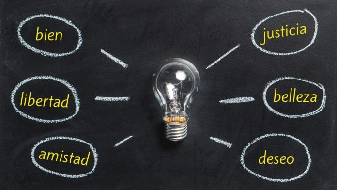 Enseñar filosofía desde las ideas Para Roberto Augusto, autor de este artículo, debemos articular una manera distinta, nueva, de enseñar filosofía. Es necesario enseñarla en los institutos, pero volviendo a preguntar qué es la libertad, el bien o la justicia.