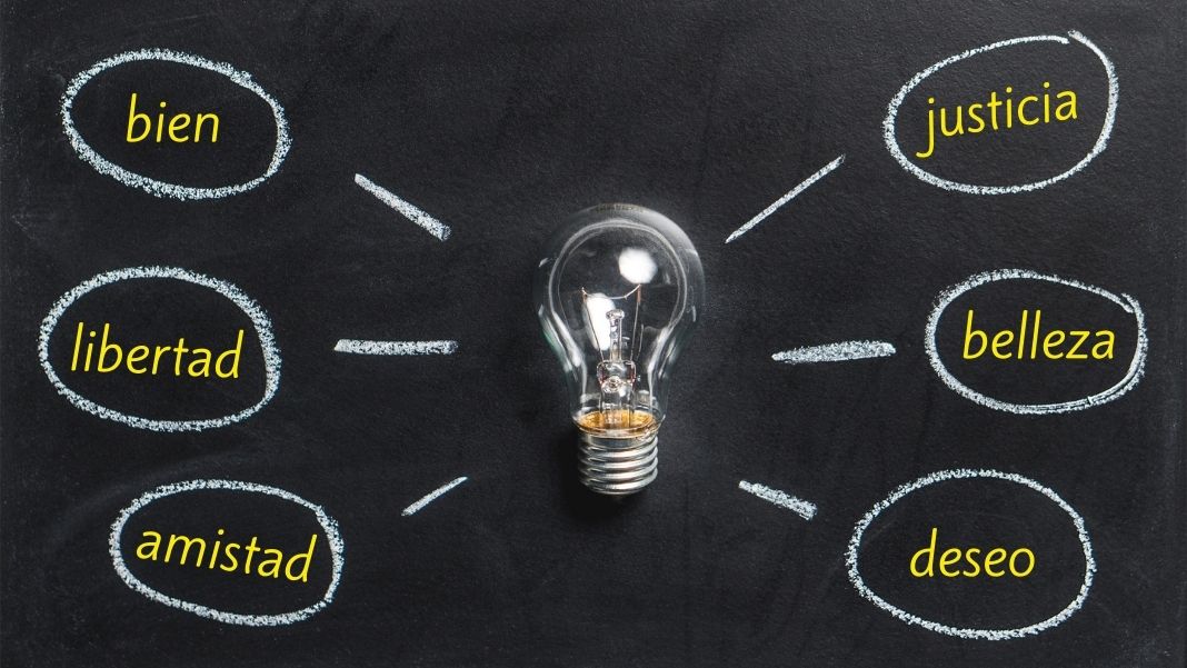 Enseñar filosofía desde las ideas Para Roberto Augusto, autor de este artículo, debemos articular una manera distinta, nueva, de enseñar filosofía. Es necesario enseñarla en los institutos, pero volviendo a preguntar qué es la libertad, el bien o la justicia.