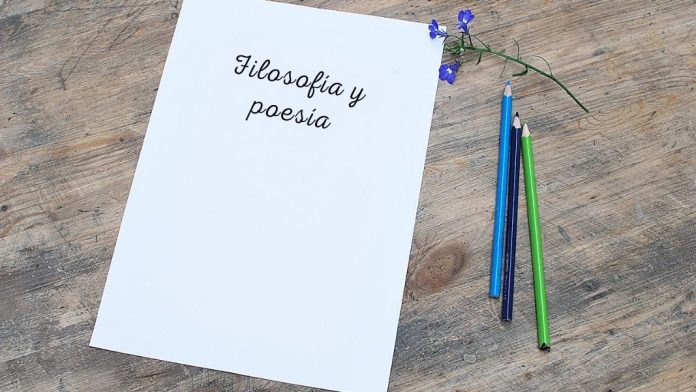 Filosofía y poesía «Cuando la filosofía y la poesía se reúnen nace el secreto, regresamos al origen, al principio, en ese en el que existen todas las lenguas y ninguna, en el que la metáfora como sustrato último del lenguaje juega libremente aceptando que la vida siempre se le escapa», escribe la filósofa Daniela Pabón. Diseño hecho a partir de una imagen de BlueMoonPrint en Pixabay.