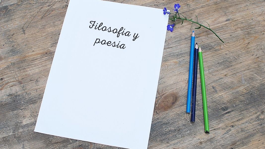 Filosofía y poesía «Cuando la filosofía y la poesía se reúnen nace el secreto, regresamos al origen, al principio, en ese en el que existen todas las lenguas y ninguna, en el que la metáfora como sustrato último del lenguaje juega libremente aceptando que la vida siempre se le escapa», escribe la filósofa Daniela Pabón. Diseño hecho a partir de una imagen de BlueMoonPrint en Pixabay.
