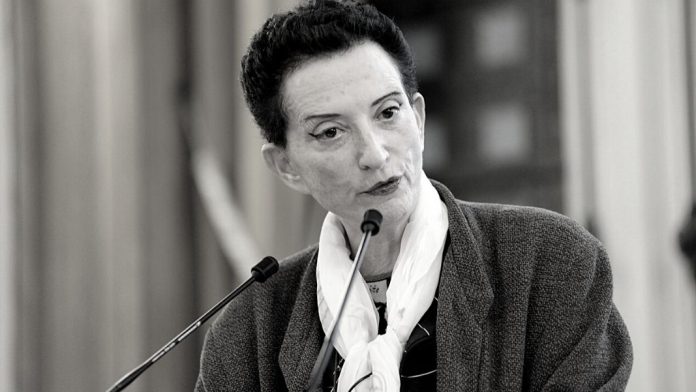 Hélène Cixous Hélène Cixous, filósofa y escritora francesa nacida en Argelia en 1937. Imagen a partir de la foto original «Hélène Cixous, écrivain philosophe lors de l'Université sur le Travail» de Ségolène Royal distribuida por flickr bajo licencia CC BY-NC-SA 2.0.
