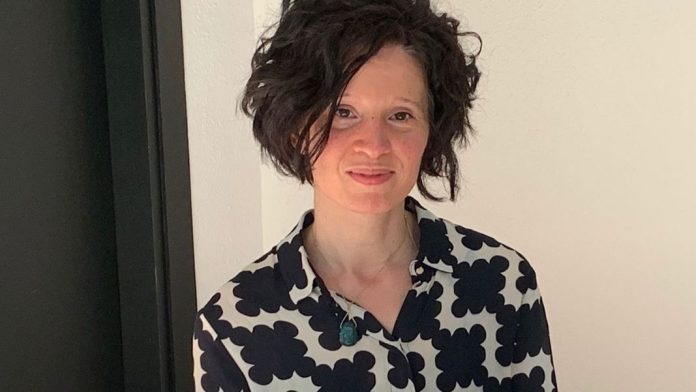 Olga Amarís Olga Amarís Duarte es doctora en Filosofía y traductora. Tras la publicación de su tesis doctoral sobre el exilio de Hannah Arendt y de María Zambrano, continúa dedicándose al estudio de la obra de mujeres desde un prisma comparativo a través de conferencias, mesas redondas y publicaciones.