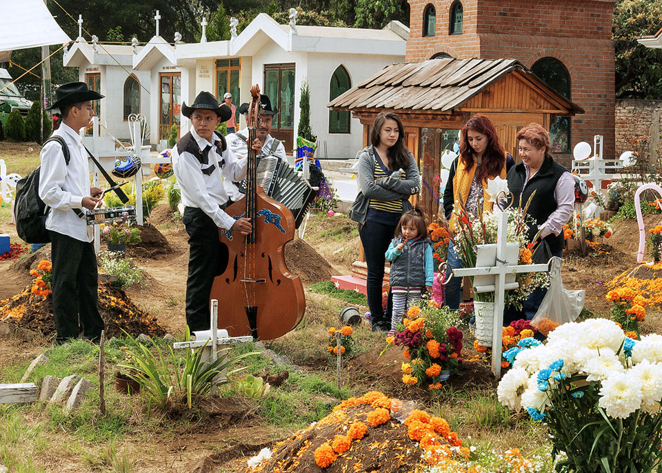 Una mirada festiva a la muerte Filosofía & co. - Celebracion en el cementerio