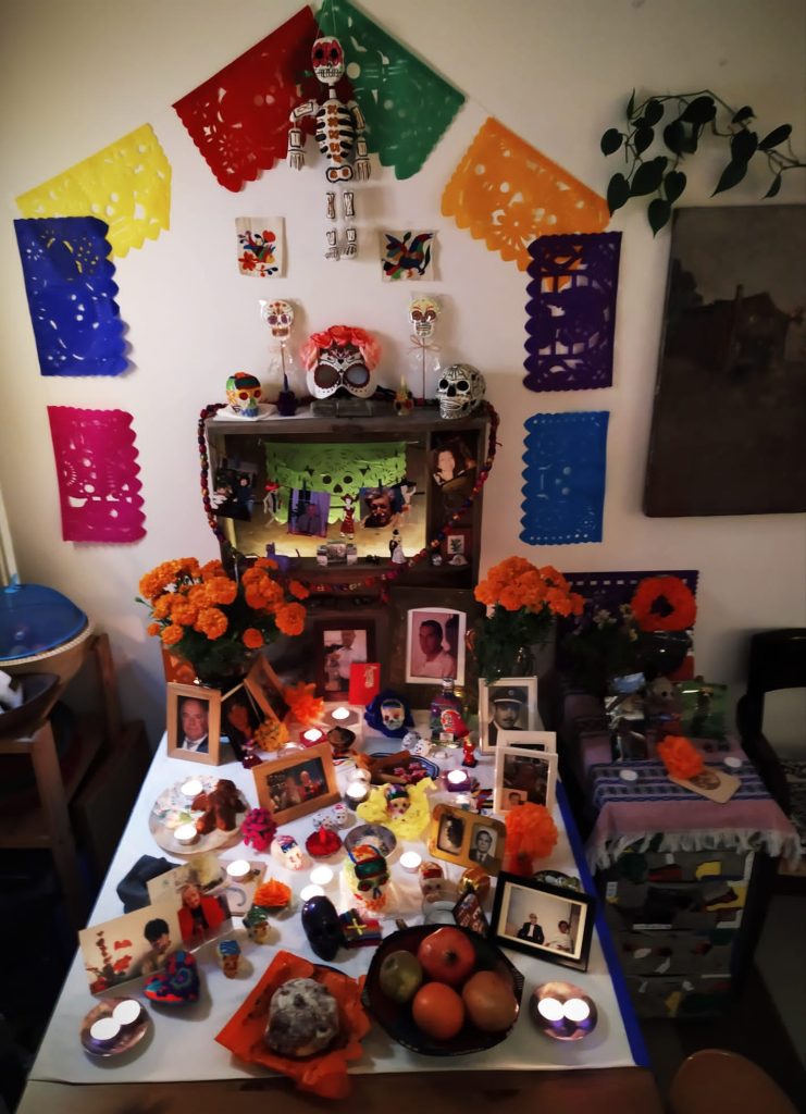 Una mirada festiva a la muerte Filosofía & co. - Ofrenda en casa Dia de los muertos