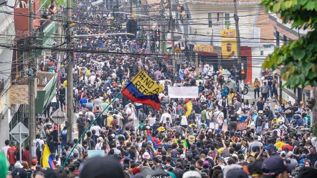 Protestas en Colombia La rabia es un factor político clave. Fotografía del Paro Nacional, en Colombia, realizada por Oxi.Ap (CC BY 2.0).