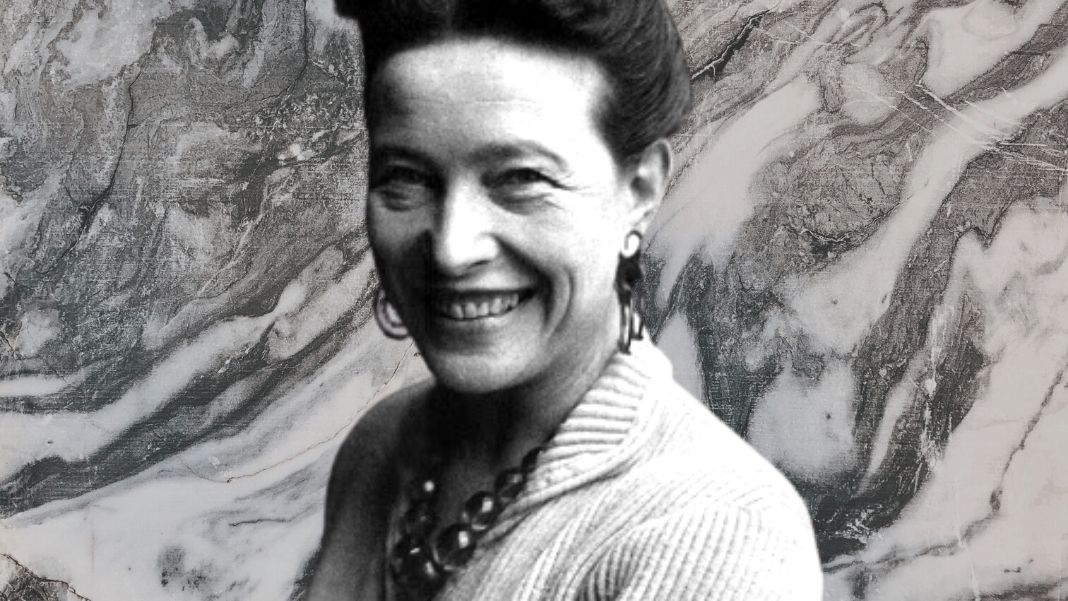 Simone de Beauvoir, una de las mayores exponentes de la filosofía feminista, diseño a partir de imagen de Wikimedia Commons (CC 4.0) 10 citas de Simone de Beauvoir