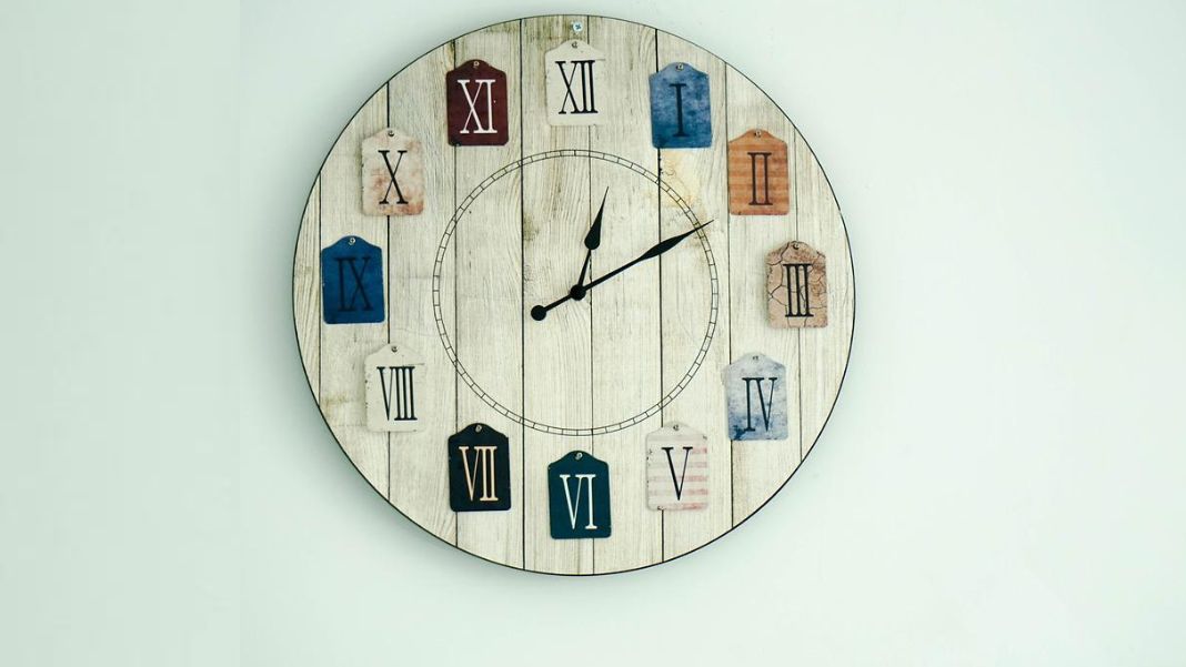 Cien años de soledad El reloj marca el instante exacto en el que nos encontramos y el tiempo que señala es el tiempo lineal de los objetos. El tiempo que vivimos los seres humanos, en cambio, tiene otra forma. Explorar esta modalidad temporal de la existencia humana es el tema fundamental de «Cien años de soledad». Imagen de OyeHaha (Flickr, CC).